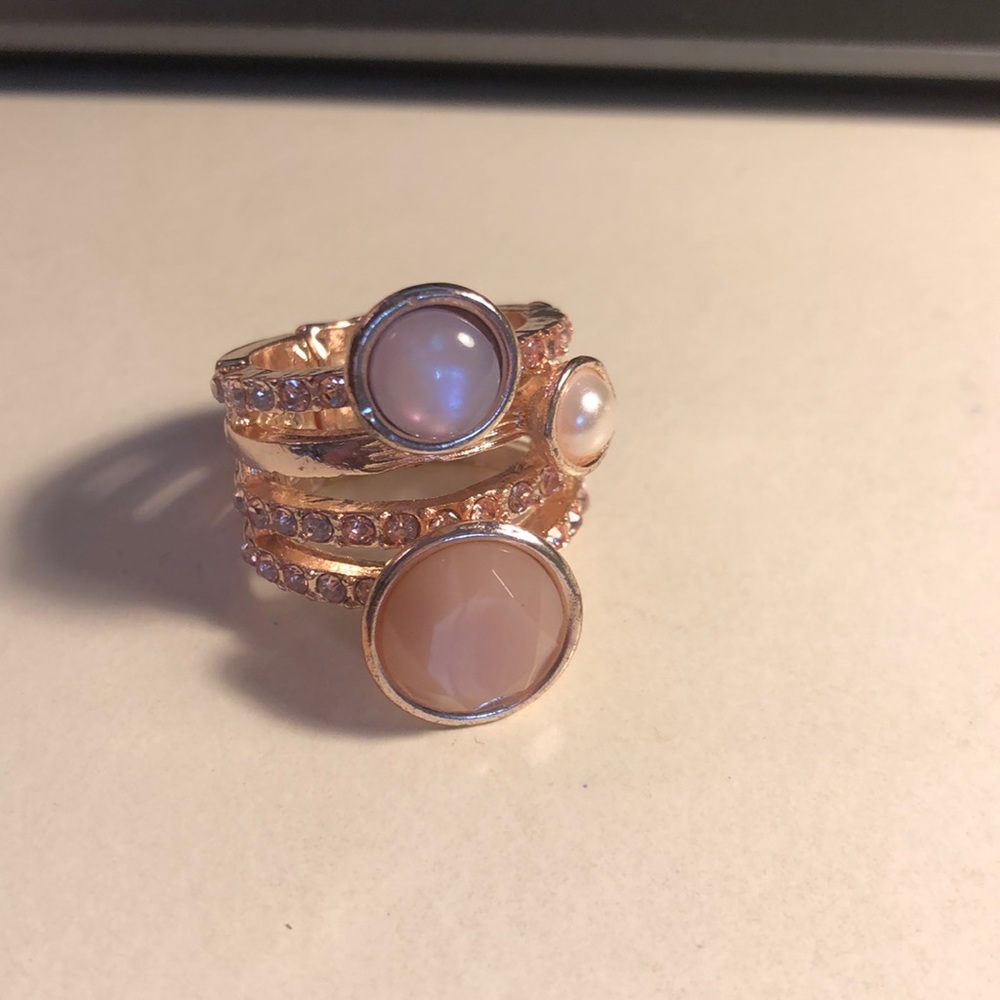 Beautiful faux pearl and rhinestone stretchy ring